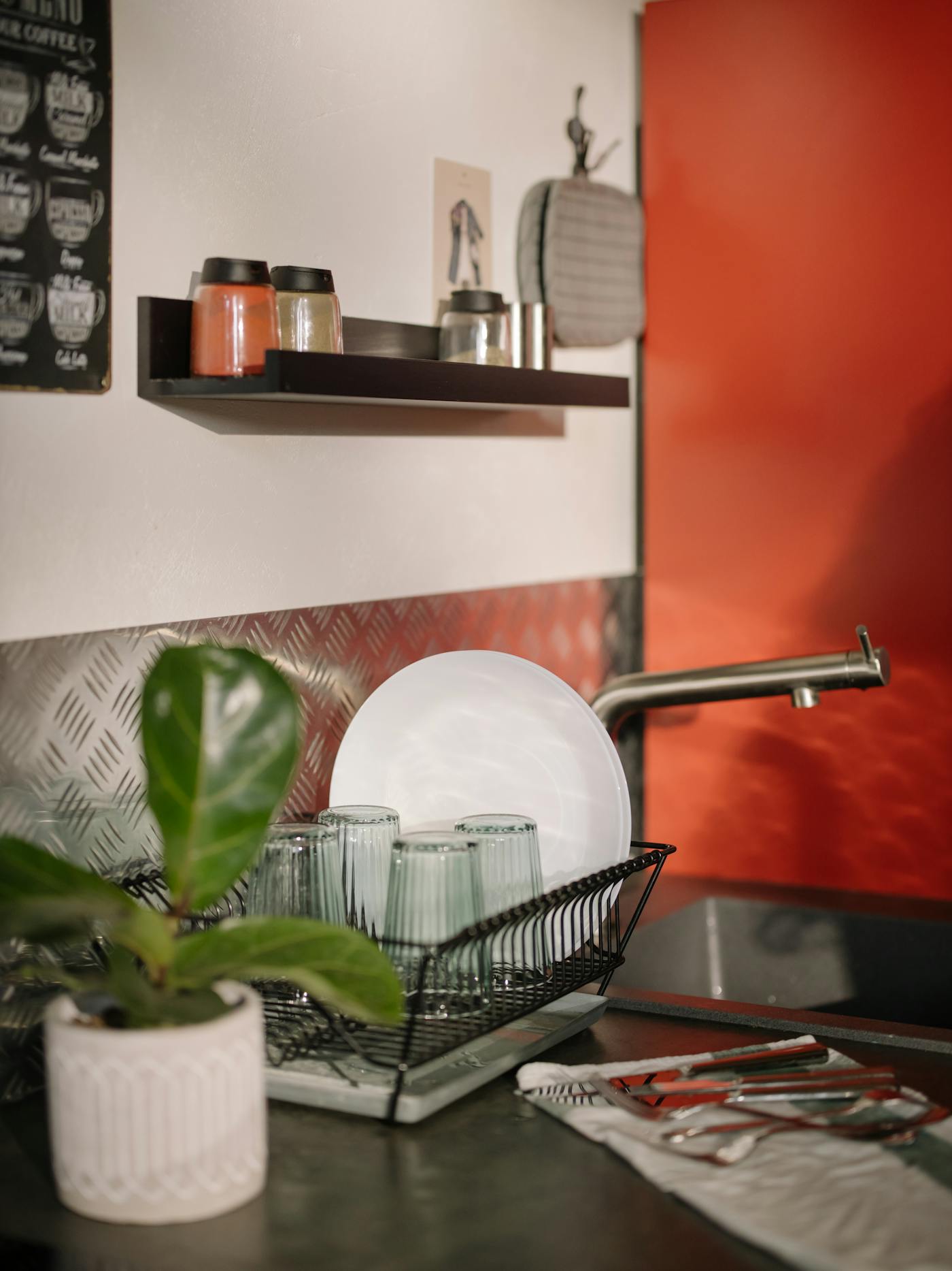 تنظيف بلاط الحمام وتعقيم الأسطح